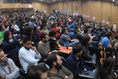 Κατάμεστη η αίθουσα και στη χτεσινή βιβλιοπαρουσίαση του ΚΚΕ και της ΚΝΕ. Στο βήμα ο Φάνης Παρής