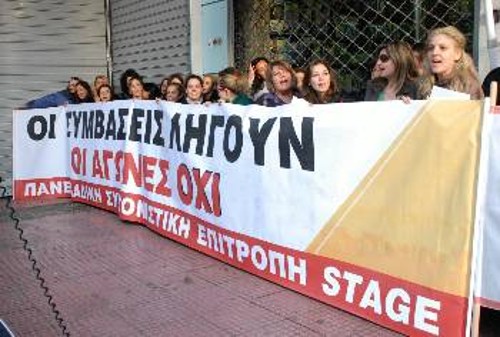 Στο πλευρό των εργαζομένων με stage (που στην πλειοψηφία τους είναι γυναίκες) βρίσκεται η ΟΓΕ (φωτ. από τον αποκλεισμό των γραφείων του ΙΚΑ την περασμένη βδομάδα)
