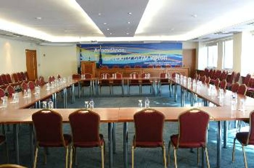 Το μπλόκο του ΠΑΜΕ άφησε άδειες τις καρέκλες του «κοινωνικού διαλόγου», στον οποίο έσπευσαν, απνευστί, ΓΣΕΕ και ΑΔΕΔΥ