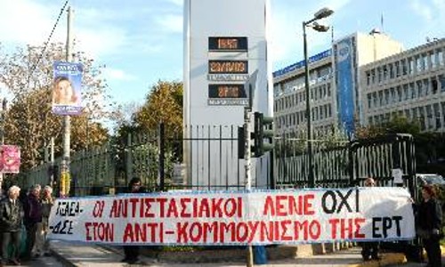 Από πρόσφατη κινητοποίηση των αντιστασιακών στο ραδιομέγαρο της ΕΡΤ, ενάντια στην προβολή εκπομπών που συμβάλλουν στο ξαναγράψιμο της Ιστορίας