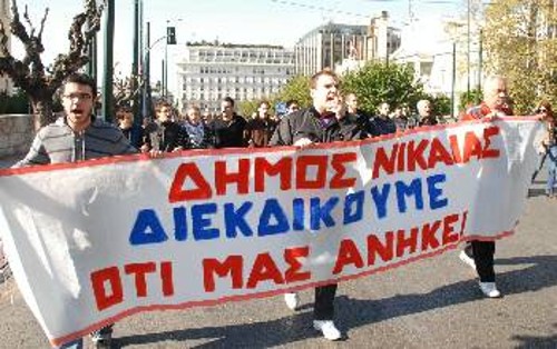 Στιγμιότυποα από τη χτεσινή κινητοποίηση. Στην ένθετη φωτό, ο δήμαρχος Νίκαιας μιλά στους συγκεντρωμένους