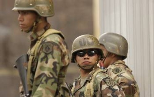 Ο στρατός στηρίζει τις εκλογές - παρωδία των πραξικοπηματιών