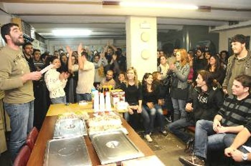Ενθουσιασμός και χειροκροτήματα από νεολαίους κομμουνιστές, στο χτεσινό πρώτο «κλείσιμο»