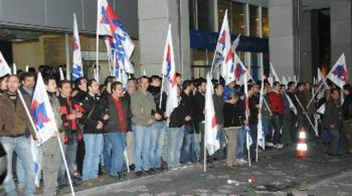 ...και εκατοντάδες εργάτες σήκωσαν στο πόδι το κέντρο της Αθήνας με συνθήματα, τρικάκια κλπ.