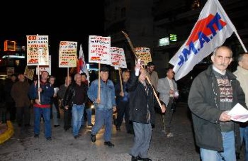 Σε πολλές λαϊκές συνοικίες (φωτ. από την πικετοφορία στο Γαλάτσι) συνεχίστηκαν χτες οι πολύμορφες παρεμβάσεις για την απεργία
