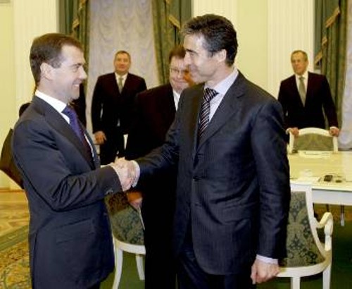 Ο Ρώσος πρόεδρος Ντ. Μεντβέντιεφ με τον ΓΓ του ΝΑΤΟ, σε πρόσφατη συνάντησή τους στη Μόσχα