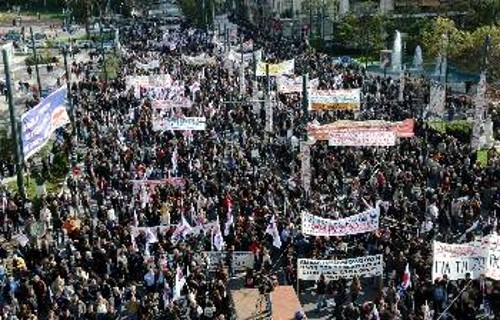 «Πόλεμος στον πόλεμο των καπιταλιστών, αυτή είναι η απάντηση των εργατών», διαδήλωσαν χιλιάδες στην Αθήνα (φωτ.) και 62 ακόμα πόλεις