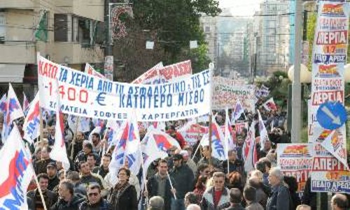 Ολοένα και πιο καθαρά προβάλλει η ανάγκη να οργανώσει η εργατική τάξη σε ενιαίο μέτωπο την αντεπίθεσή της στη στρατηγική που υπηρετεί η κυβέρνηση