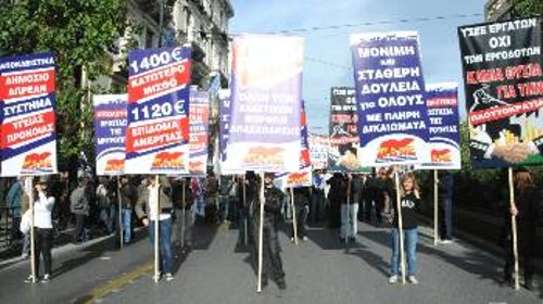 Οι εργαζόμενοι και ο λαός δεν πρέπει να εγκλωβιστούν στο στημένο παιχνίδι που στόχο έχει να προωθήσει αδιαμαρτύρητα τα ταξικά μέτρα. Οργάνωση της πάλης με το ΠΑΜΕ τώρα!