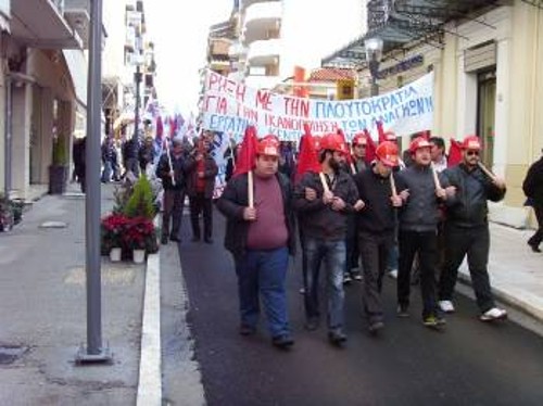 Αγρίνιο. Πορεία των εργαζομένων (εδώ το μπλοκ των οικοδόμων) στους δρόμους της πόλης