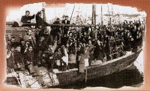Στιβαγμένοι στο καΐκι προς την Αγιάσο