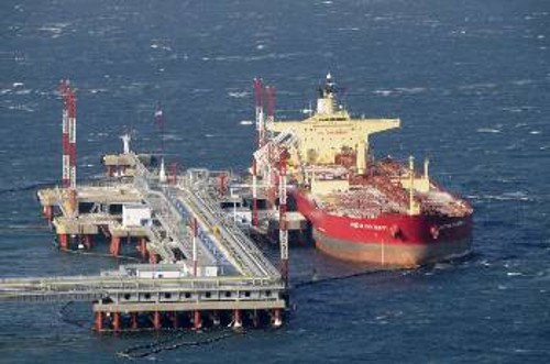 Δεξαμενόπλοιο αγκυροβολημένο στο ρωσικό λιμάνι Κοζμίνο, από όπου ήδη περνούν μεγάλες ποσότητες πετρελαίου με προορισμό τις ασιατικές αγορές
