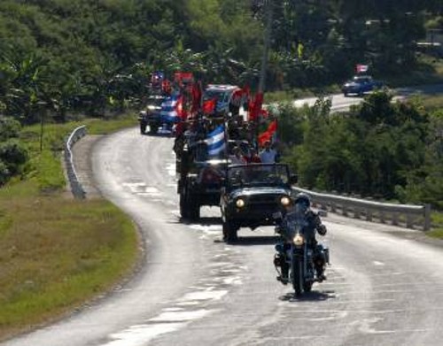 Το μηχανοκίνητο καραβάνι των επαναστατών του 1959, με επικεφαλής τον Φιντέλ Κάστρο, που αναβιώνουν νέοι Κουβανοί
