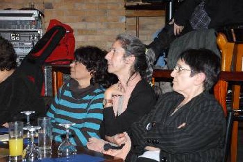 Η ΓΓ της ΚΕ του ΚΚΕ, Αλέκα Παπαρήγα, με την Ερη Ρίτσου παρακολουθούν το έργο σε μελοποίηση Σ. Τσιλίκη