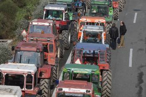 Σε πείσμα της πολιτικής υπονόμευσης των κινητοποιήσεων, οι αγρότες εξακολουθούν να παραμένουν στο δρόμο του αγώνα