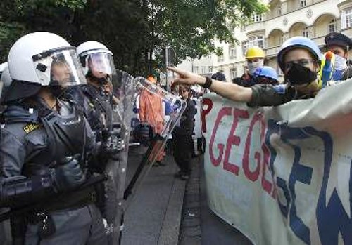 Διαδηλωτές σε απόσταση «αναπνοής» από τις δυνάμεις καταστολής στο Σάλτσμπουργκ