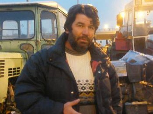 Αυτοί που μας αναγκάζουν να κάνουμε εξωγεωργικά μεροκάμματα μας κατηγορούν για «αγρότες του Κολωνακίου», λέει ο Ν. Ζαμπούκας.