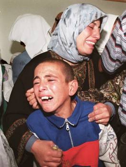 Περισσεύει ο θρήνος για τον νεαρό Παλαιστίνιο στην κηδεία του 32χρονου μαχητή αδελφού του