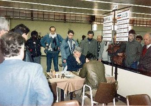 Η φωτογραφία μας από τη συνάντηση Γαλλίας - Γιουγκοσλαβίας στην 26η Σκακιστική Ολυμπιάδα. Στην πρώτη σκακιέρα αγωνίζονται οι Μπόρις Σπάσκι - Λιούμπο Λιουμπόγεβιτς (με την πλάτη στο φακό)
