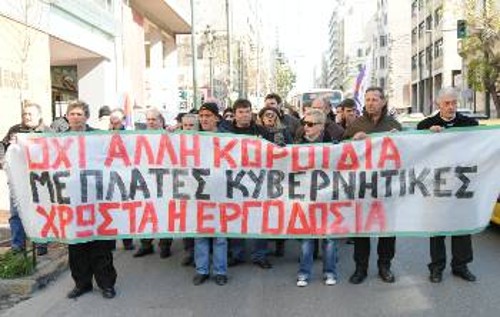 Η κυβέρνηση είναι συνειδητά με το μέρος του κεφαλαίου. Αυτό δείχνει και η πείρα των ξενοδοχοϋπαλλήλων που χτες (φωτ.) διαδήλωσαν στην Αθήνα