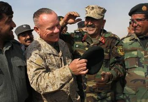 Κατοχικοί και δοσίλογοι στρατιωτικοί χαριεντίζονται πριν το μεγάλο μακελειό στην επαρχία Χελμάντ του Αφγανιστάν