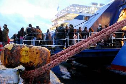 Δεμένοι έμειναν οι κάβοι. Από το χάραμα μέχρι το βράδυ, έξω από τις μπουκαπόρτες υπήρχαν απεργιακές φρουρές
