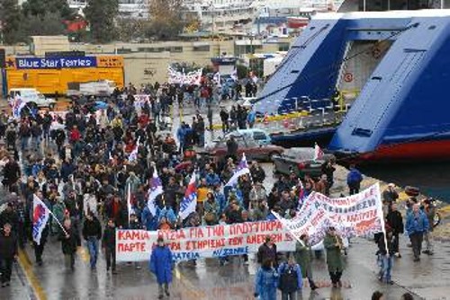 Στο λιμάνι κατέληξε η απεργιακή διαδήλωση
