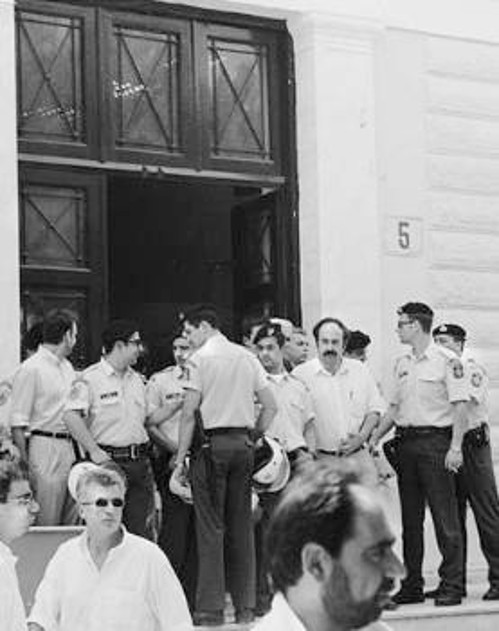 Αστυνομία στην είσοδο του κτιρίου 5, όπου εκδικάστηκε η αγωγή
