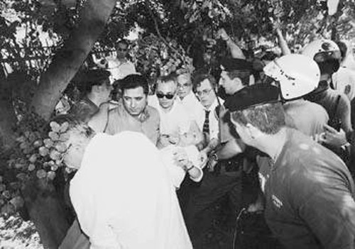Η γιατρός Β. Ανεμοδουρά λιπόθυμη στα χέρια των συναδέλφων της