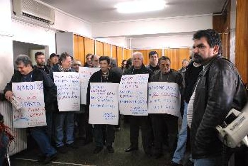 Από κινητοποίηση των ΠΕΜΕΝ - «ΣΤΕΦΕΝΣΩΝ» για την ανεργία στα γραφεία της ΠΝΟ