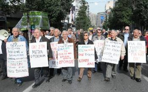 «Το Ασφαλιστικό είναι πολιτικό και όχι οικονομικό ζήτημα», τονίζουν οι πικέτες με τις οποίες από αύριο οι συνταξιούχοι βγαίνουν ξανά στους δρόμους