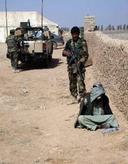 Η εικόνα της κατοχής: δοσίλογος στρατιώτης, που συμμετέχει στην επιχείρηση των ΝΑΤΟικών φονιάδων, αιχμαλωτίζει Αφγανό χωρικό