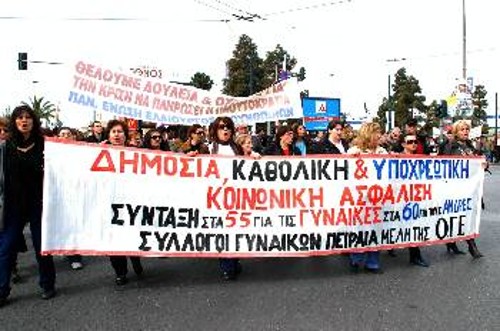 Η αυτονόητη υποχρέωση του κράτους να παρέχει στην ώρα τους τις συντάξεις λανσάρεται από την κυβέρνηση για να θολώσει την αντιασφαλιστική πολιτική της