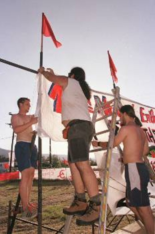 Αριστερά: Από την προετοιμασία του χώρου της κατασκήνωσης στο Στόμιο
