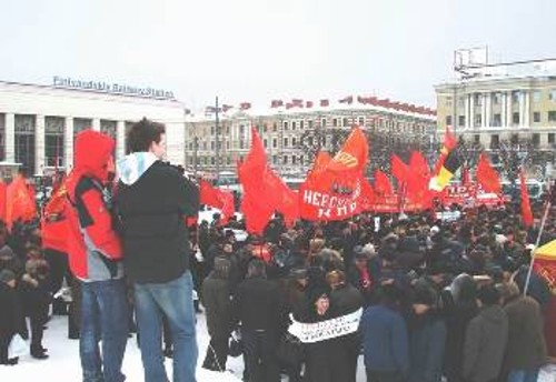 Από πρόσφατη διαδήλωση των κομμουνιστών στο Λένινγκραντ ενάντια στην αντιλαϊκή πολιτική