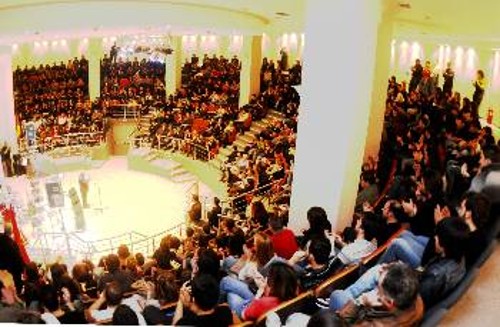 Στιγμιότυπο από το κατάμεστο αμφιθέατρο κατά τη διάρκεια της εκδήλωσης