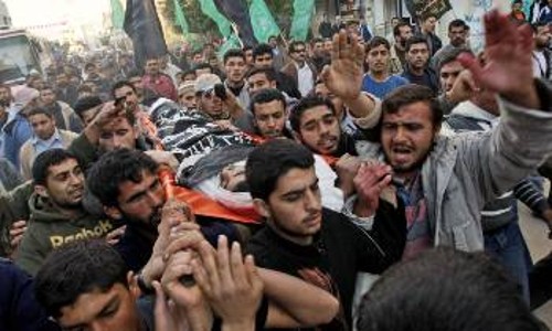 Από την κηδεία Παλαιστίνιου μαχητή, που σκοτώθηκε από τον ισραηλινό στρατό
