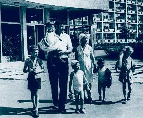 Στιγμιότυπο από τις καλοκαιρινές διακοπές στην Οδησσό, της πολύτεκνης οικογένειας του Χοντκέβιτς (οδηγού στο επάγγελμα). Οι διακοπές ήταν εξασφαλισμένες για όλους τους πολίτες της ΕΣΣΔ