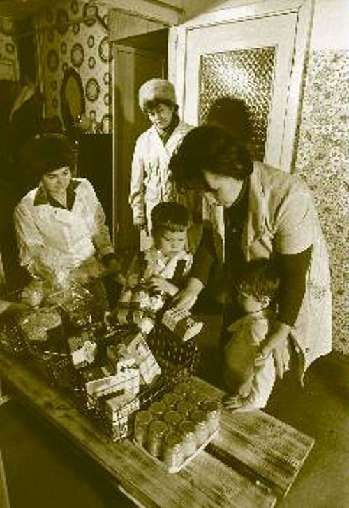 Οι γυναίκες με μικρά παιδιά είχαν τη βοήθεια και τη στήριξη του σοσιαλιστικού κράτους της ΕΣΣΔ. Στη φωτογραφία, δύο βοηθοί καταστήματος μετέφεραν τρόφιμα στη μητέρα μικρών παιδιών