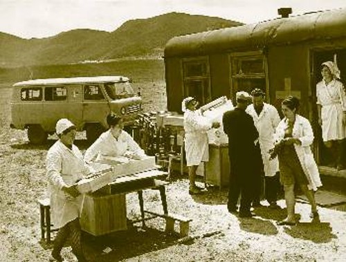 Το Μάη του 1970, ένας σεισμός 8 ρίχτερ προκάλεσε μεγάλες ζημιές στη βιομηχανική και αστική υποδομή της Αυτόνομης Σοβιετικής Σοσιαλιστικής Δημοκρατίας του Νταγκεστάν. Η ανταπόκριση του σοσιαλιστικού κράτους ήταν άμεση. Μεταξύ των πρώτων προτεραιοτήτων ήταν η απομάκρυνση των παιδιών από το επίκεντρο του σεισμού, καθήκον στο οποίο πρωτοστάτησε το γυναικείο προσωπικό της παιδιατρικής βοήθειας που στάλθηκε στην πληγείσα Δημοκρατία