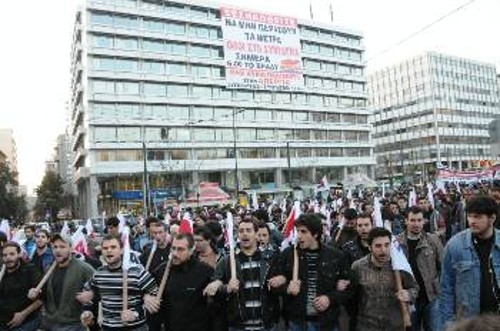 Διαδήλωσαν με φόντο το πανό από τον αποκλεισμό του υπουργείου Οικονομικών