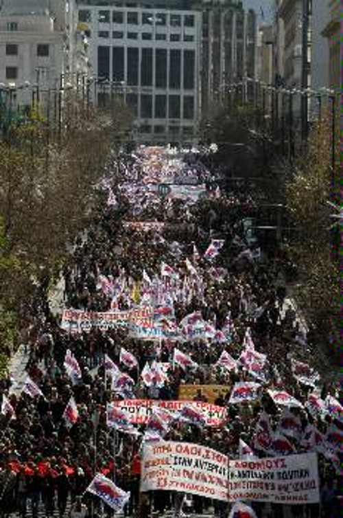 Ενα από τα βασικά πολιτικά καθήκοντα των κομμουνιστών είναι να πειστούν όσο γίνεται περισσότεροι εργαζόμενοι να στηρίξουν το ΠΑΜΕ, τα Συνδικάτα και τους αγωνιστές που δρουν με τη γραμμή πάλης του