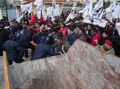 Οι διαδηλωτές σπάνε τον αστυνομικό κλοιό και κατευθύνονται προς το πλοίο των μακελάρηδων