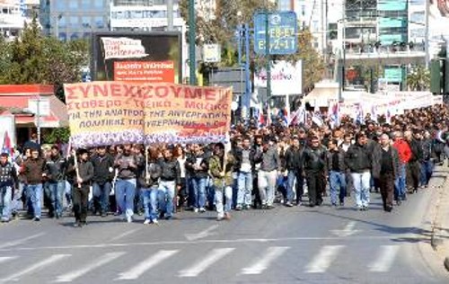 Πυκνά και μαχητικά ήταν τα μπλοκ των απεργών και στο πρώτο λιμάνι