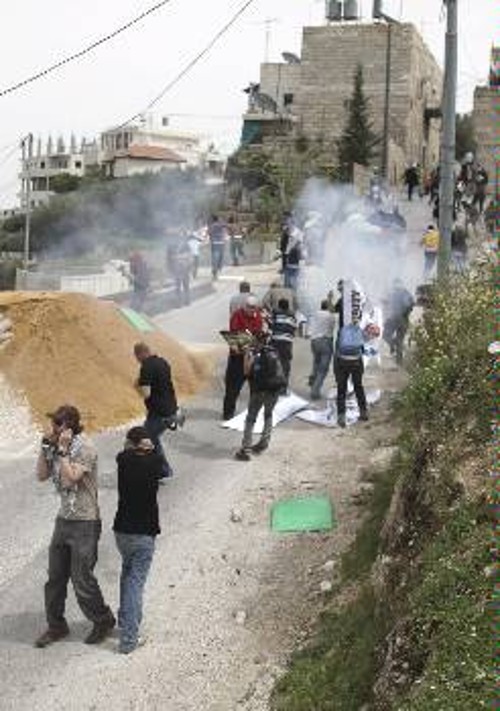 Από παλιότερη διαμαρτυρία στην Δ. Οχθη, από Ισραηλινούς και Παλαιστίνιους που αντιμετωπίστηκε με δακρυγόνα