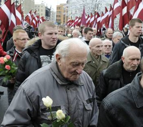 Στη Λετονία, χώρα - μέλος της ΕΕ, οι απόγονοι των «Βάφεν Ες Ες» τιμούν τους φασίστες και την ίδια ώρα η κυβέρνηση απαγορεύει σε περίπου 400.000 ρωσόφωνους κατοίκους της να έχουν το καθεστώς του Λετονού πολίτη. Κι όλα αυτά σε μια χώρα που το 44% του πληθυσμού της (2,3 εκατ.) είναι ρωσόφωνοι!
