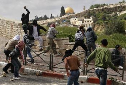 Από παλιότερες διαμαρτυρίες Παλαιστινίων ενάντια στην πολιτική των εποικισμών που εφαρμόζει το Ισραήλ για να καταλάβει και άλλα εδάφη