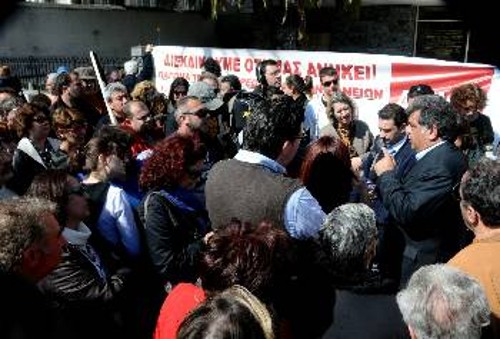 Ο δήμαρχος Νίκαιας Στέλιος Μπενετάτος ενημερώνει τους συγκεντρωμένους για τη συνάντηση με τον υφυπουργό