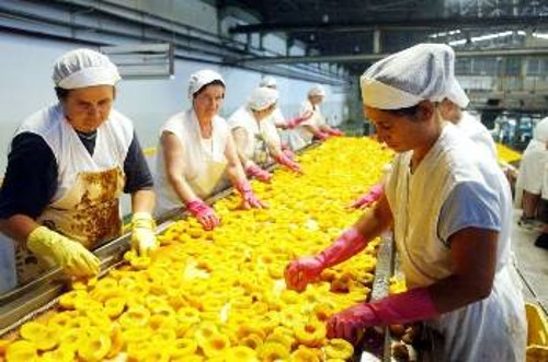 Η γυναικεία εργατική δύναμη αντιμετωπίζεται από το κεφάλαιο με τον ίδιο τρόπο, τόσο την περίοδο της κρίσης, όσο και την περίοδο της καπιταλιστικής ανάπτυξης