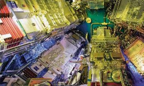 Τεχνικός ελέγχει τη διάταξη οπτικών στοιχείων που θα οδηγήσει 192 ισχυρές ακτίνες λέιζερ προς το σφαιρίδιο δευτερίου - τριτίου.